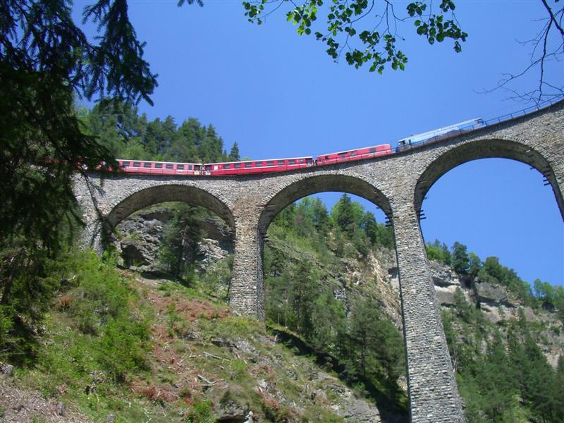 Zug auf dem Landwasser Viadukt