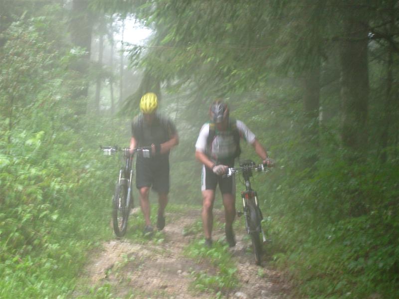 Aufstieg im Nebel zum Creux du Van