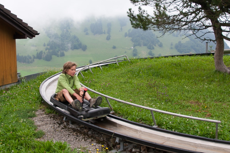 Tim auf der Rodelbahn