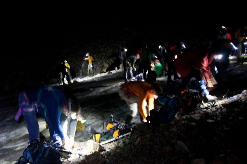 Anseilen und Steigeisen montieren auf dem Gletscher